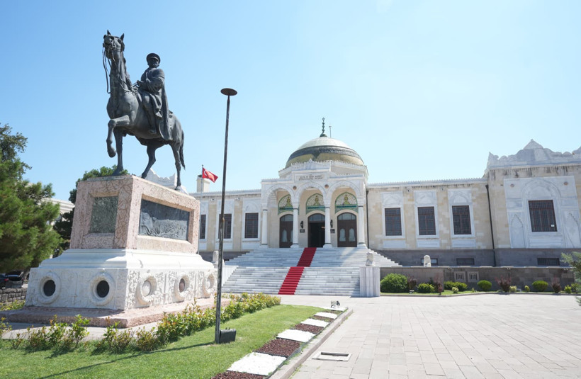 12 bin yıllık takılar Ankara’da ziyaretçilerle buluştu - Resim : 1