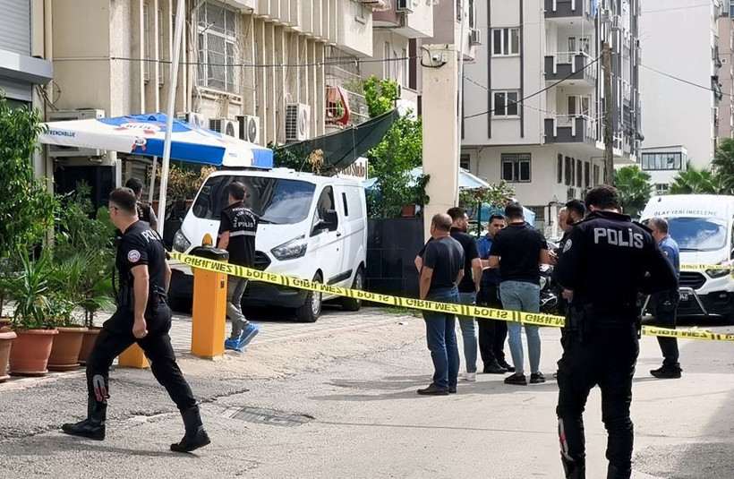 İş yeri önünde silahlı saldırıya uğradı: Kuyumcu kurşunların hedfi oldu - Resim : 1