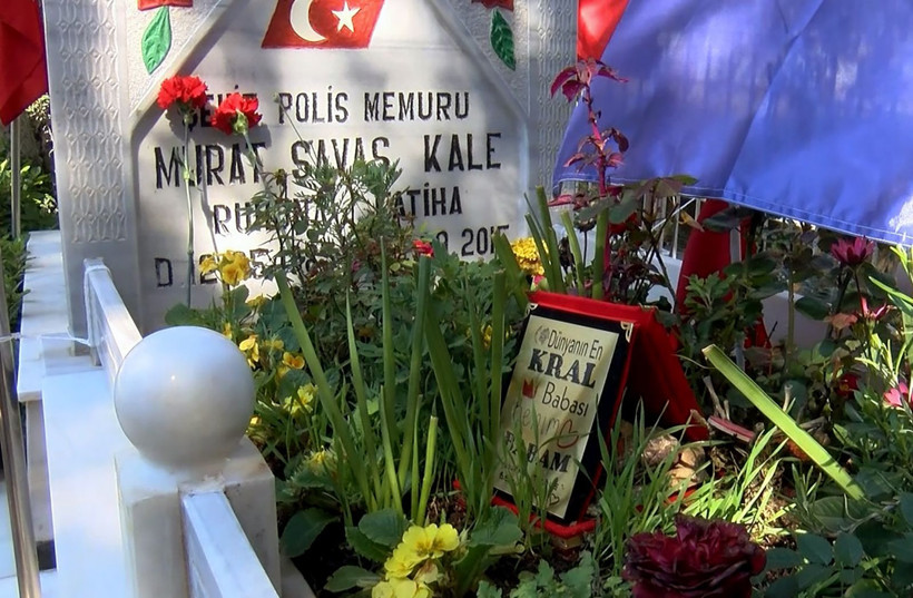 Şehitlikteki yazıyı okuyanlar gözyaşlarına hakim olmadı: Yusuf görmediği babasını ‘kral’ ilan etti - Resim: 1