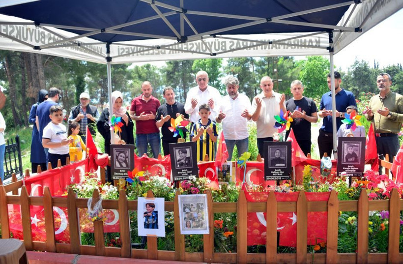 Okul saldırısının ardından ilk bayram: Ailelerden mezarlıkta ortak çağrı - Resim: 2