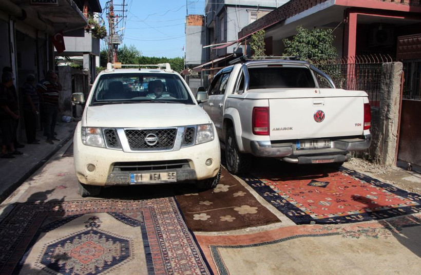 Yola halı serip yetkilileri uyardılar: Adana'da eşi benzeri olmayan protesto - Resim: 6
