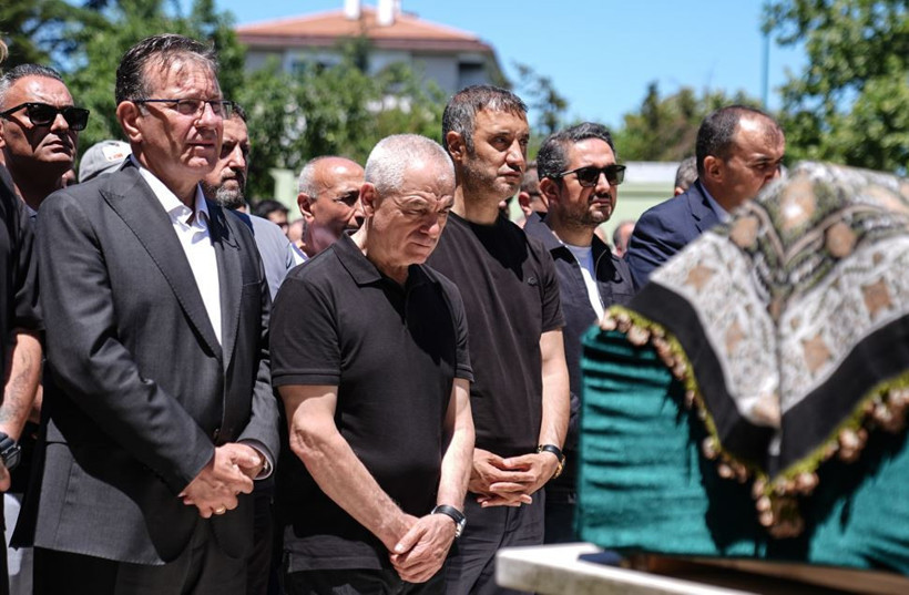 Rıza Çalımbay’ın acı günü: Annesi son yolculuğuna uğurlandı - Resim : 1