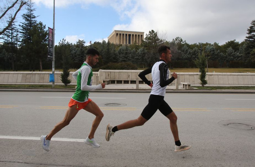 Atat&uuml;rk'&uuml;n izinde koştular! 90 yıllık gelenek Dilek ve Diyar'la ta&ccedil;landı - Resim : 5