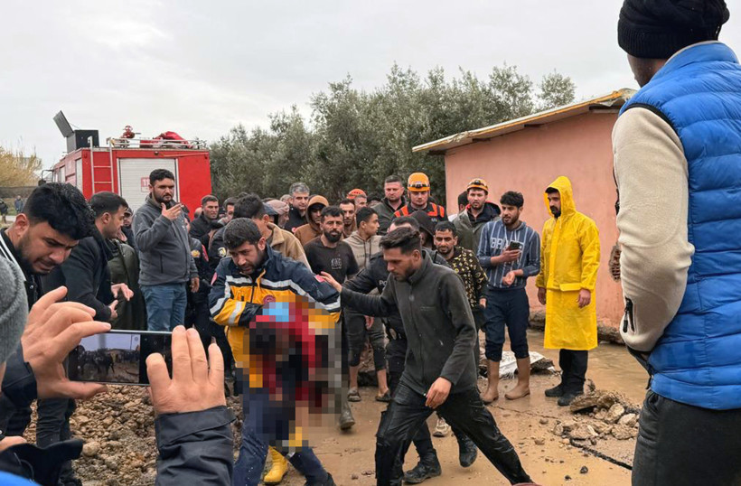 Antalya’da yağmur hayatı felç etti: Cadde ve sokaklar göle döndü - Resim : 7