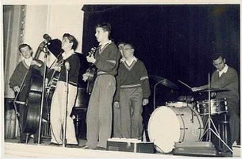 Türk Müziği’nin dev ismi Barış Manço’nun hiç görmediğiniz çocukluk karesi olay oldu! 7'den 77'ye herkesin sevgilisiydi - Resim: 60