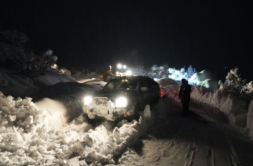 Yoğun kar ve &ccedil;ığ: Mahsur kalanların imdadına yetiştiler - Resim : 2