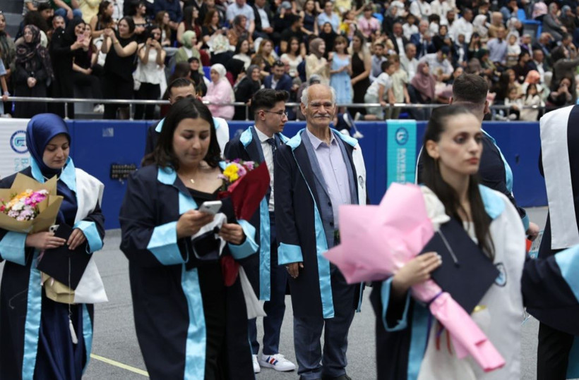 Hayalini yıllar sonra gerçekleştirdi: 75 yaşında üniversiteyi bitirdi - Resim : 1