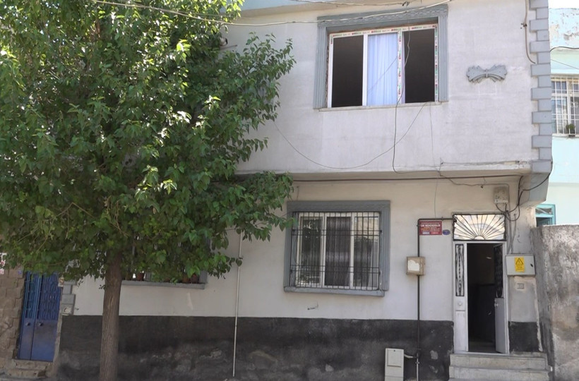 Ev sahipleri tatil dönüşü acı sürpriz ile karşılaştılar: Kapıyı kendi evleri gibi açtılar: 1 kilo altını alıp kayıplara karıştılar - Resim : 4