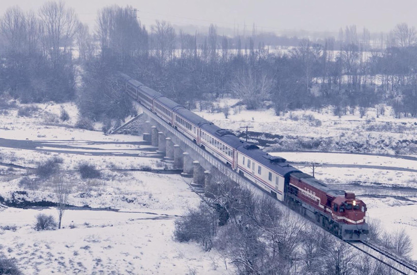 Doğu Ekspresi beyaza g&ouml;m&uuml;ld&uuml;: Karlar i&ccedil;inde s&uuml;z&uuml;len raylı r&uuml;ya - Resim : 2