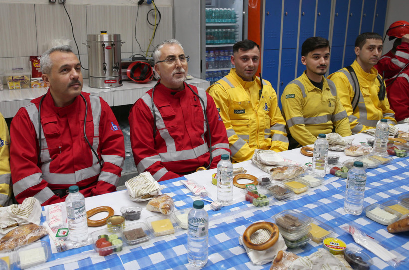 Yerin 320 metre altında manevi buluşma: Bakan Işıkhan madencilerle sahur sofrasında - Resim : 6