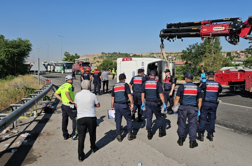 Yolcu otobüsü devrildi: Çok sayıda yaralı var - Resim : 2
