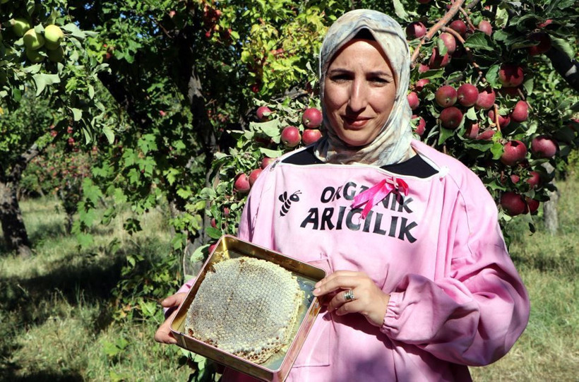 Bakteri ve virüslere karşı kalkan: ‘Pembe maskeli’ kadınlar kolları sıvadı - Resim: 2