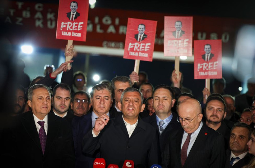 &Ouml;zg&uuml;r &Ouml;zel'den Tanju &Ouml;zcan'a ziyaret: O 3 harfliyi pişman edeceğiz - Resim : 1