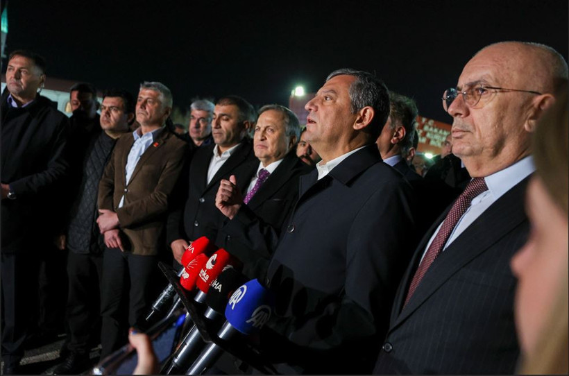 &Ouml;zg&uuml;r &Ouml;zel'den Tanju &Ouml;zcan'a ziyaret: O 3 harfliyi pişman edeceğiz - Resim : 2