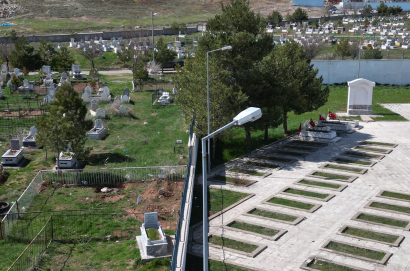 Mezarlıkta pusulalar şaştı: Yan yana ama yönleri farklı - Resim: 1