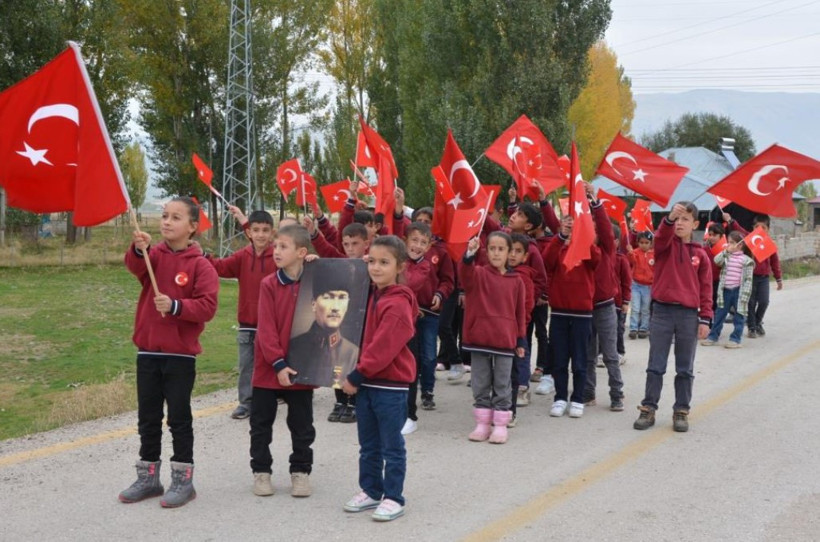 Bozoğlak Çavuşlu Köyü İlkokulu’nda 29 Ekim Cumhuriyet Bayramı coşkuyla kutlandı - Resim : 1