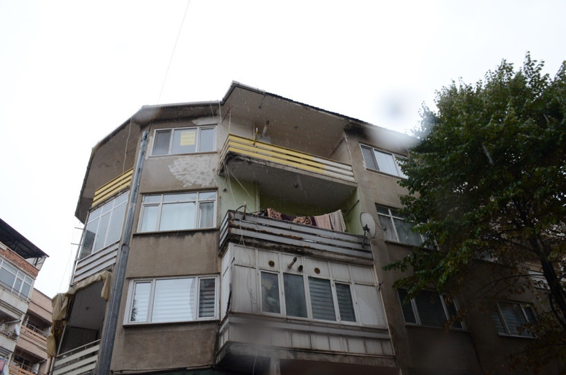 Yağış sonrası çatıdan düşen yağmur oluğu kaldırıma düştü - Resim : 1