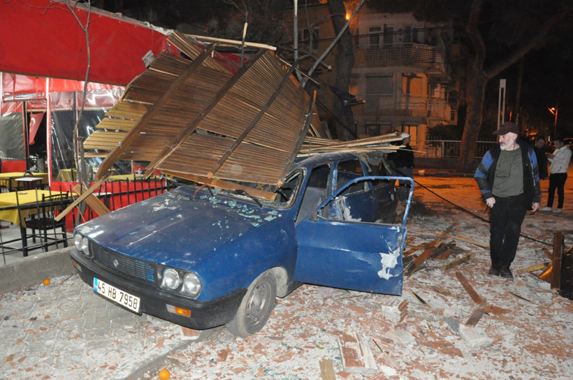 Şiddetli rüzgar minarenin külahını uçurdu - Resim : 2