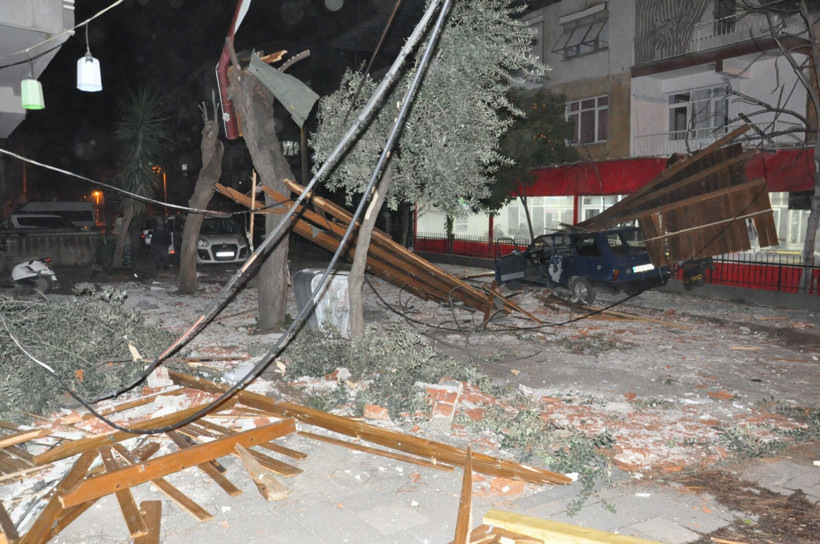 Şiddetli rüzgar minarenin külahını uçurdu - Resim : 1