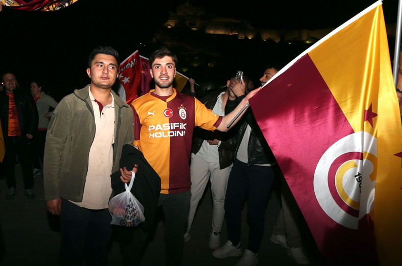 Galatasaray taraftarları şampiyonluğu İstanbul'da coşkuyla kutladı - Resim: 4