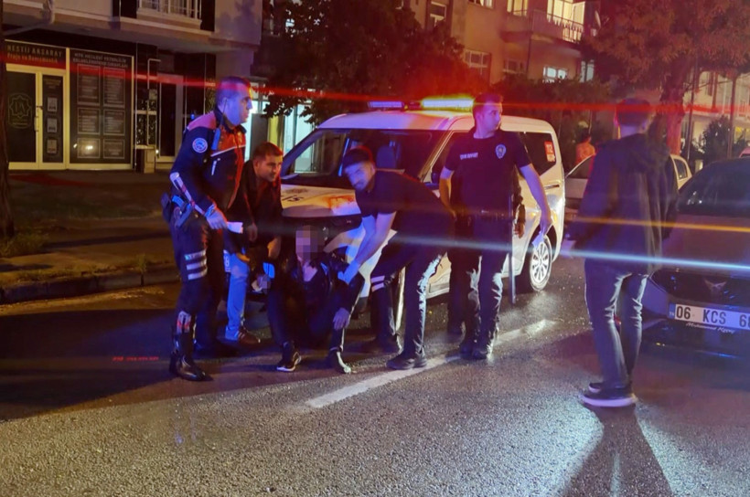Öfkeli baba, kızını rahatsız eden gencin kulağını kesti - Resim : 1