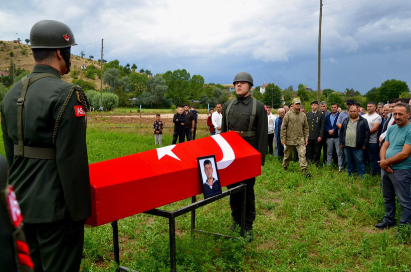 Kastamonu'dan acı veda: Askeri törenle son yolculuğuna uğurlandı - Resim : 4