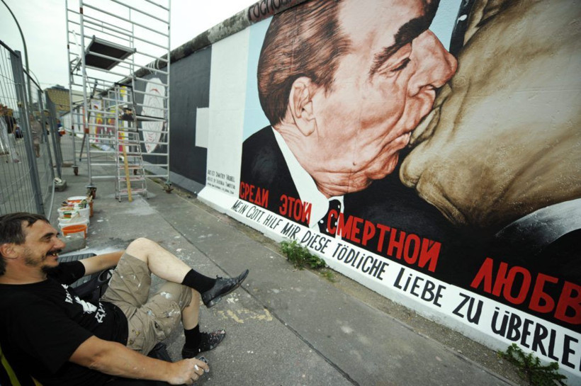 Berlin Duvarı önünde öpücük partiyi karıştırdı: AKP'li meclis üyesi Mehmet Ergüneş eşiyle dudak dudağa! - Resim: 6