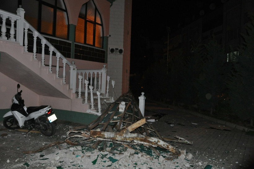 Şiddetli rüzgar minarenin külahını uçurdu - Resim : 3