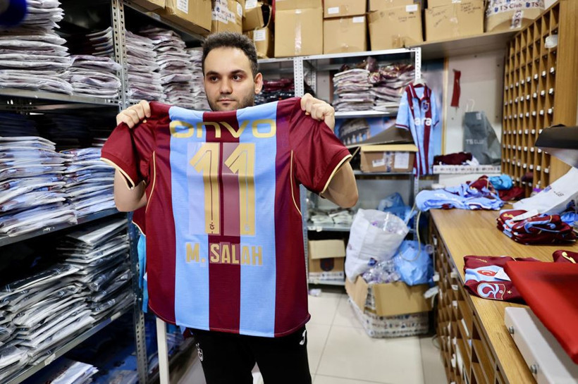 Mohamed Salah heyecanı Trabzon'u sardı: Taraftarlar mağazalara akın etti - Resim : 1