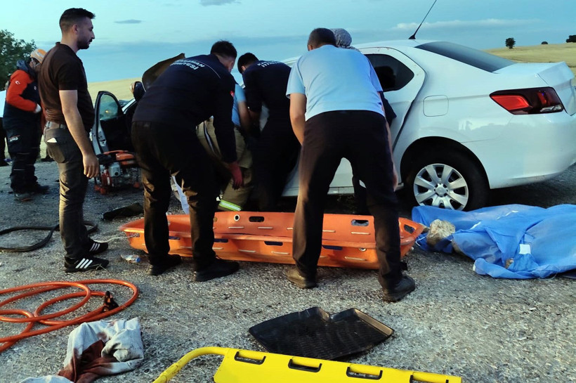 Düğün yolunda kahreden kaza: 2 ölü, 5 yaralı - Resim: 1