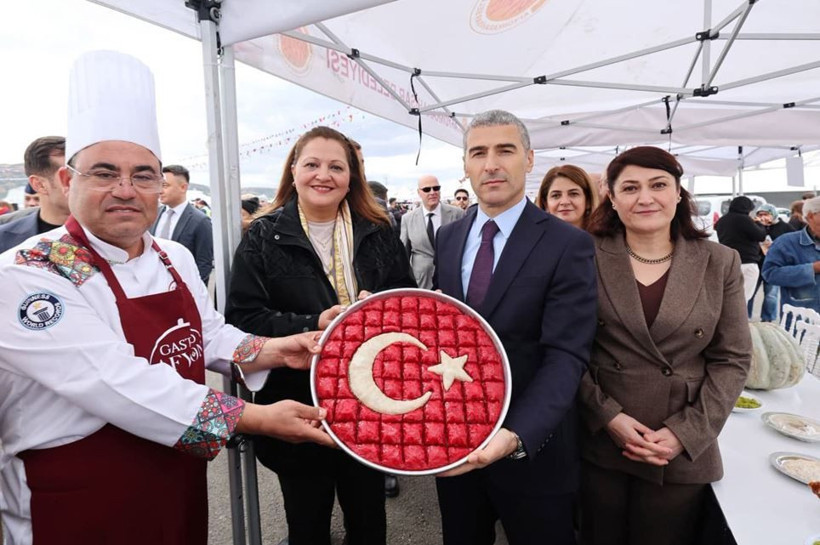 247 metrelik Anadolu sofrası Guinness’e girdi: Rusya’nın rekoru kırıldı - Resim: 5