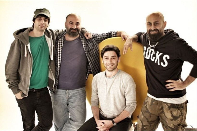 Topu ve şortu kendisinden büyük minik çocuk kim? Bugün milyonların izlediği Uzak Şehir'in yıldız oyuncusu - Resim: 13