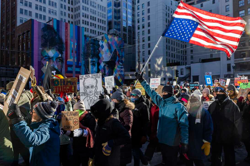 Trump’ı eleştirenin vay haline: Celbi alan polis genç ya da yaşlı dinlemiyor - Resim : 4