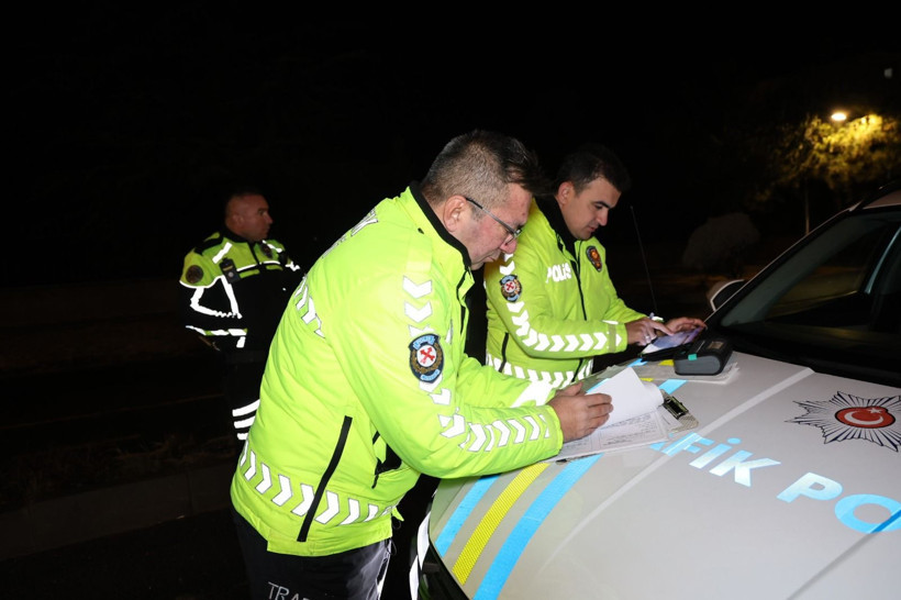 Alkollü sürücü yolda uyuya kaldı, uyanınca polisleri adeta canından bezdirdi - Resim: 5