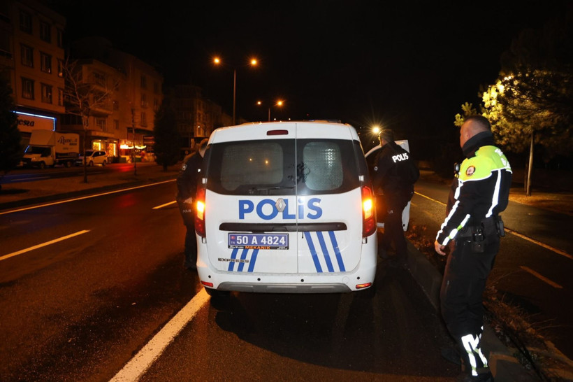 Alkollü sürücü yolda uyuya kaldı, uyanınca polisleri adeta canından bezdirdi - Resim: 1