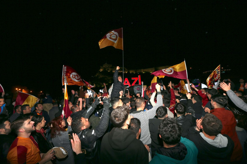 Galatasaray taraftarları şampiyonluğu İstanbul'da coşkuyla kutladı - Resim: 2