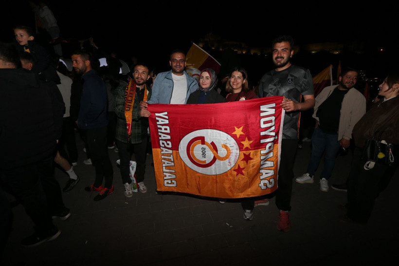 Galatasaray taraftarları şampiyonluğu İstanbul'da coşkuyla kutladı - Resim: 3