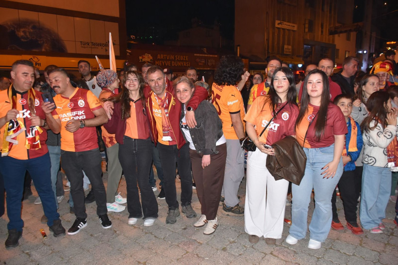 Galatasaray taraftarları şampiyonluğu İstanbul'da coşkuyla kutladı - Resim: 8