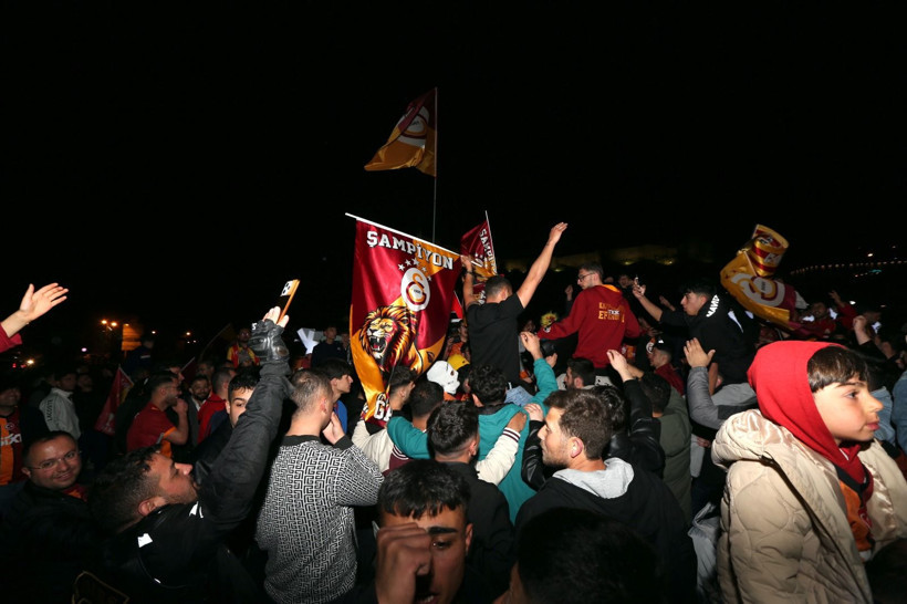 Galatasaray taraftarları şampiyonluğu İstanbul'da coşkuyla kutladı - Resim: 1