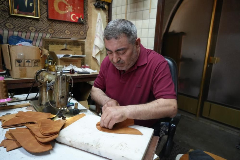 Günde 20 çift üretiyor, 12 metrekarelik atölyeden dünyaya açılıyor - Resim: 2