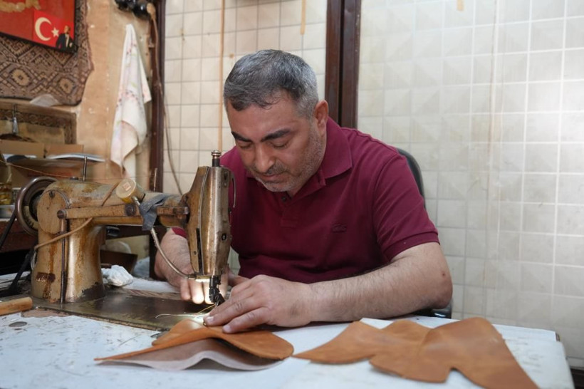 Günde 20 çift üretiyor, 12 metrekarelik atölyeden dünyaya açılıyor - Resim: 4