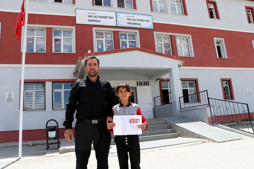 3 yıl boyunca tek başına okudu...İlk kez arkadaşlarıyla karne aldı - Resim: 7