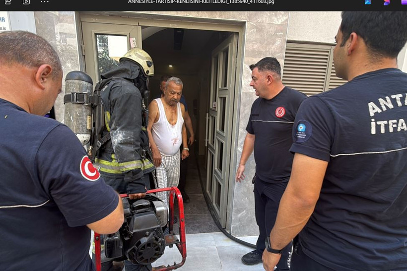 İtfaiye kapıyı kırıp alevlerin için çekti aldı: Evi ateşe verdikten sonra kapıyı kilitledi - Resim : 2