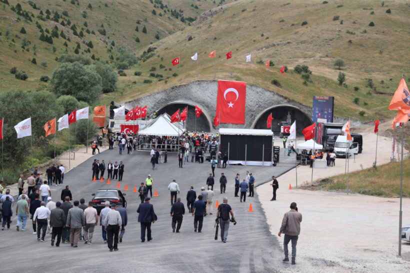 O geçitteki 13 keskin viraj tarih oluyor: Sürücülerin kabusu olan yol 5 dakikaya inecek - Resim: 7
