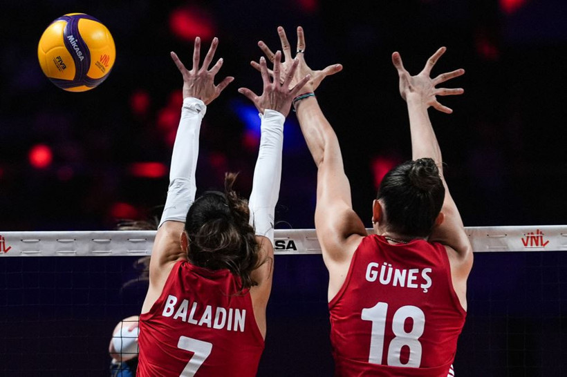 Daniele Santarelli Türk voleyboluna damga vurdu - Resim : 3