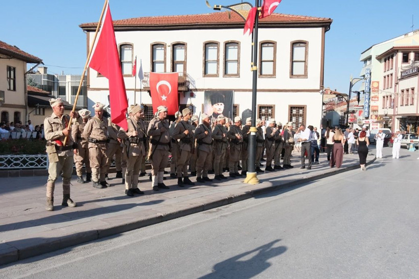 Karargâhtan Cepheye: “Düşman boyunduruğuna asla”: Tarihin yazıldığı ilçe - Resim: 3