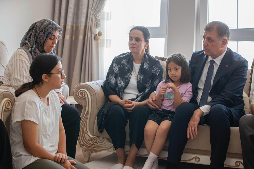 AK Parti&rsquo;ye Cemil Tugay ge&ccedil;ti ama sosyal medya eşini hedef aldı: Nedir bu eşarp olayının ger&ccedil;eği? - Resim : 6