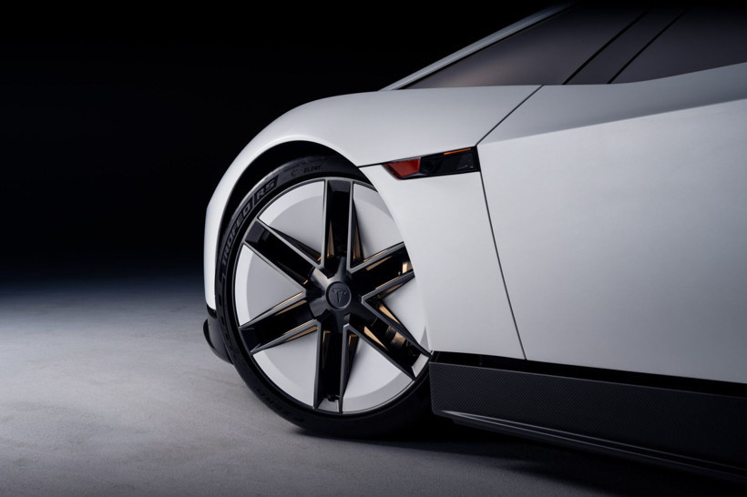 Tesla, uçan otomobil olduğunu iddia ettiği aracını tanıttı - Resim: 4