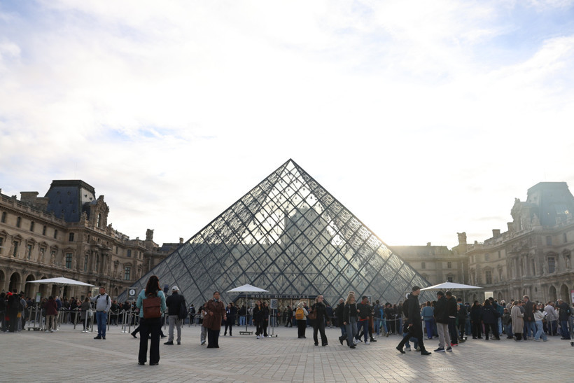 Louvre Müzesi'nde soygunun yapıldığı Apollo Galerisi yeniden ziyarete açılacak - Resim : 1