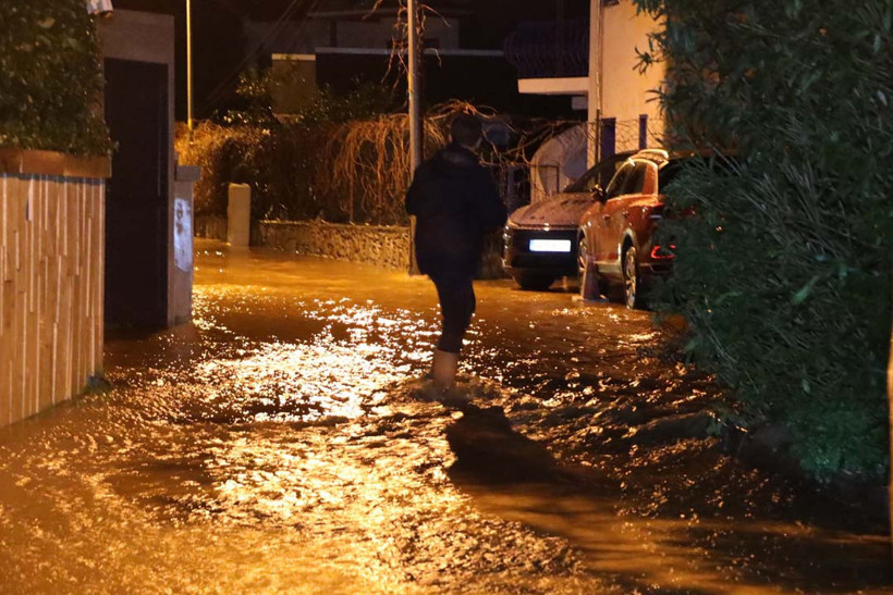 Bodrum'da sağanak hayatı felç etti! 1 evin istinat duvarı çöktü yollar göle döndü - Resim : 2